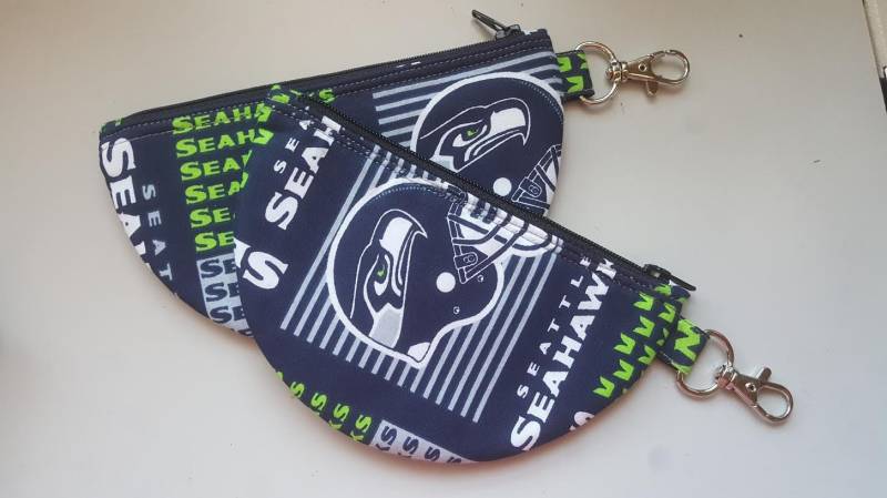 Set Mit 2Seahawks Football Print Handgemachter Reißverschluss Beutel, Münzbeutel, Münzbeutel. Kartenhalter von QuiltNCrochet