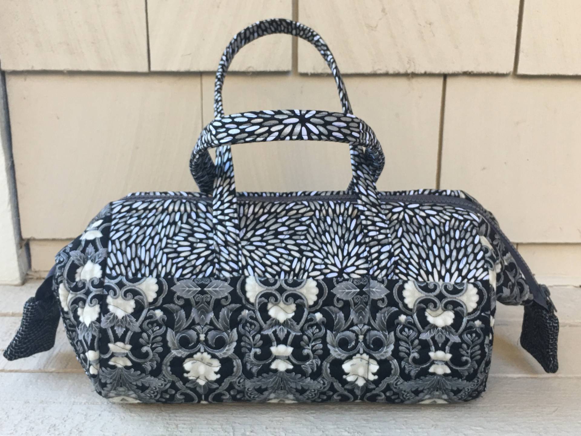 Gesteppt, Hand Gefertigt Multi Zweck Reißverschluss Reisetasche-Zubehör-Geldbeutel-Dienstprogramm-Handwerk Tasche-Ein Einer Art-Satchel-Handtasche Gesteppt, Hand Gefertigt Multi Zweck Reißverschluss Reisetasche-Zubehör-Geldbeutel-Dienstprogramm-Handwerk Tasche-Ein Einer Art-Satchel-Handtasche von QuiltedFavorites