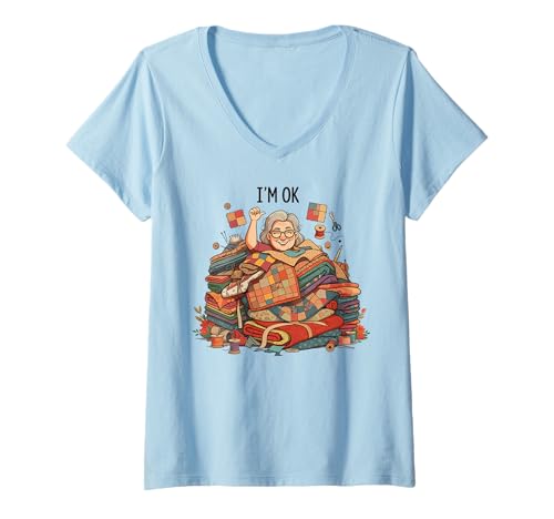 Damen Funny Quilter Saying I'm OK Cartoon Fabric Chaos Scene T-Shirt mit V-Ausschnitt Damen Funny Quilter Saying I'm OK Cartoon Fabric Chaos Scene T-Shirt mit V-Ausschnitt von Quilting Humor Designs for Crafters