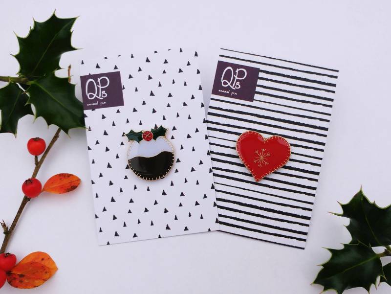Set Aus 2 Emaille-Pins, Christmas Pudding Pin, Herz X Emaille Pin Buttons Und Pins Von Weihnachten, Weihnachten von QuiltyPigs