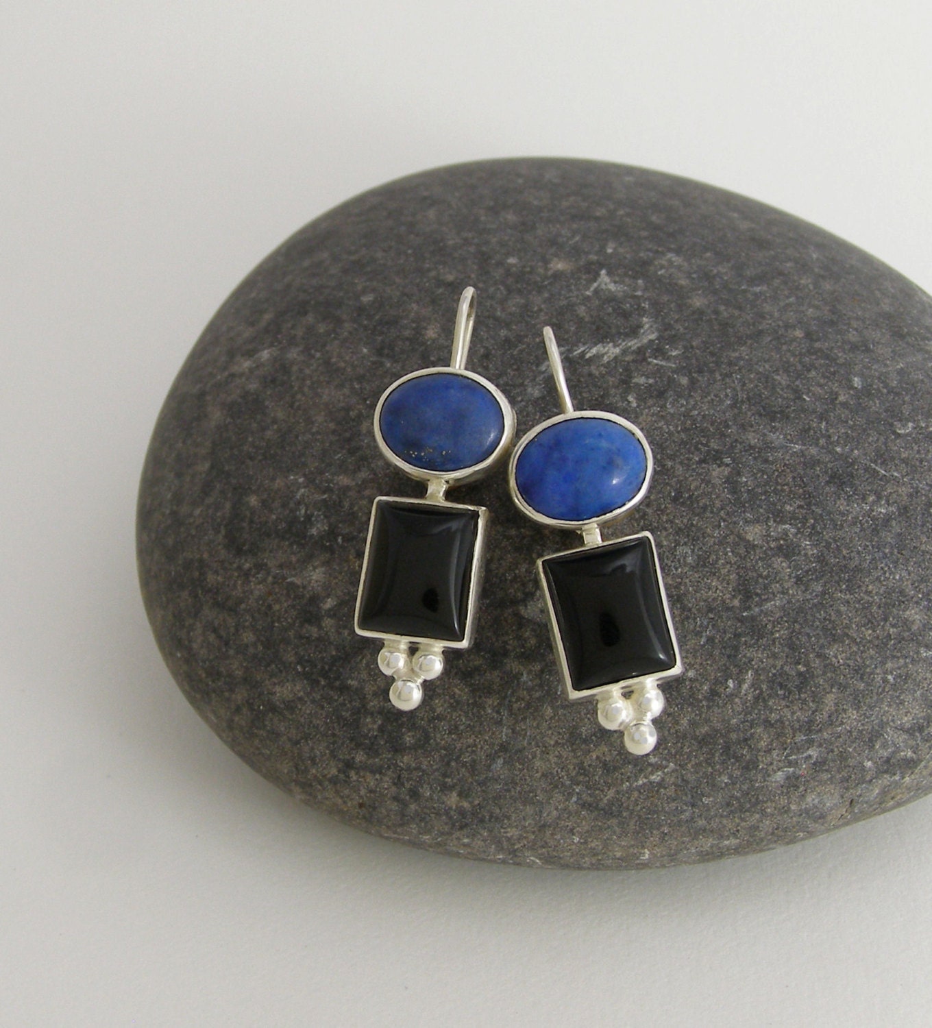 Blauen Lapis Und Schwarzem Onyx Perlen Sterling Silber Ohrringe Blauen Lapis Und Schwarzem Onyx Perlen Sterling Silber Ohrringe von QuimbySt