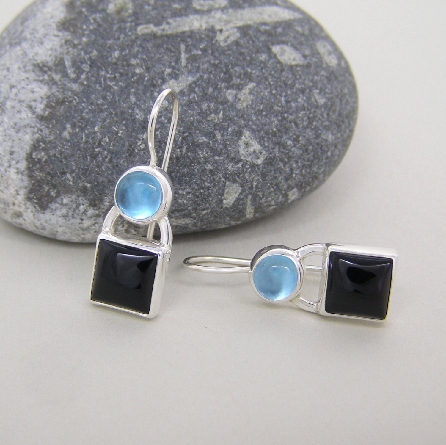 Blauer Topas Und Schwarzem Onyx Ohrringe ~ Sterling Silber Bogen Dezember Birthstone Blauer Topas Und Schwarzem Onyx Ohrringe ~ Sterling Silber Bogen Dezember Birthstone von QuimbySt