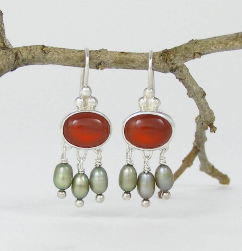 Boho Baumeln Ohrringe ~ Sterling-Silber, Karneol Und Grünen Süßwasserperlen von QuimbySt