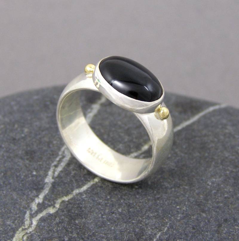 Herren Breites Band Sterling-Silber Und Schwarz Onyx Cabochon Ring Hand Schmiedeeisen Herren Breites Band Sterling-Silber Und Schwarz Onyx Cabochon Ring Hand Schmiedeeisen von QuimbySt