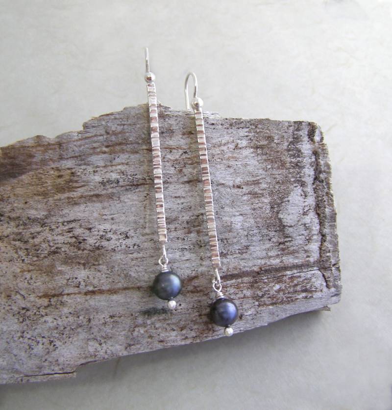 Lange Schwarze Perle Ohrringe ~ Gehämmert, Silberne Und/Graue Blaue Grüne Süsswasserperlen Lange Schwarze Perle Ohrringe ~ Gehämmert, Silberne Und/Graue Blaue Grüne Süsswasserperlen von QuimbySt
