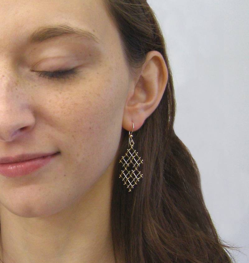 Moderne Ohrringe, Sterling Silber Und 3-D Mit 14 Kt Gold Perlen von QuimbySt