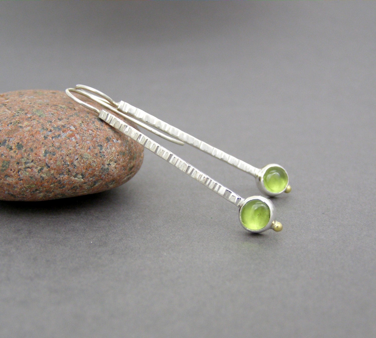 Peridot Gehämmert Silber Ohrringe ~ Schön Einfach August Birthstone Peridot Gehämmert Silber Ohrringe ~ Schön Einfach August Birthstone von QuimbySt