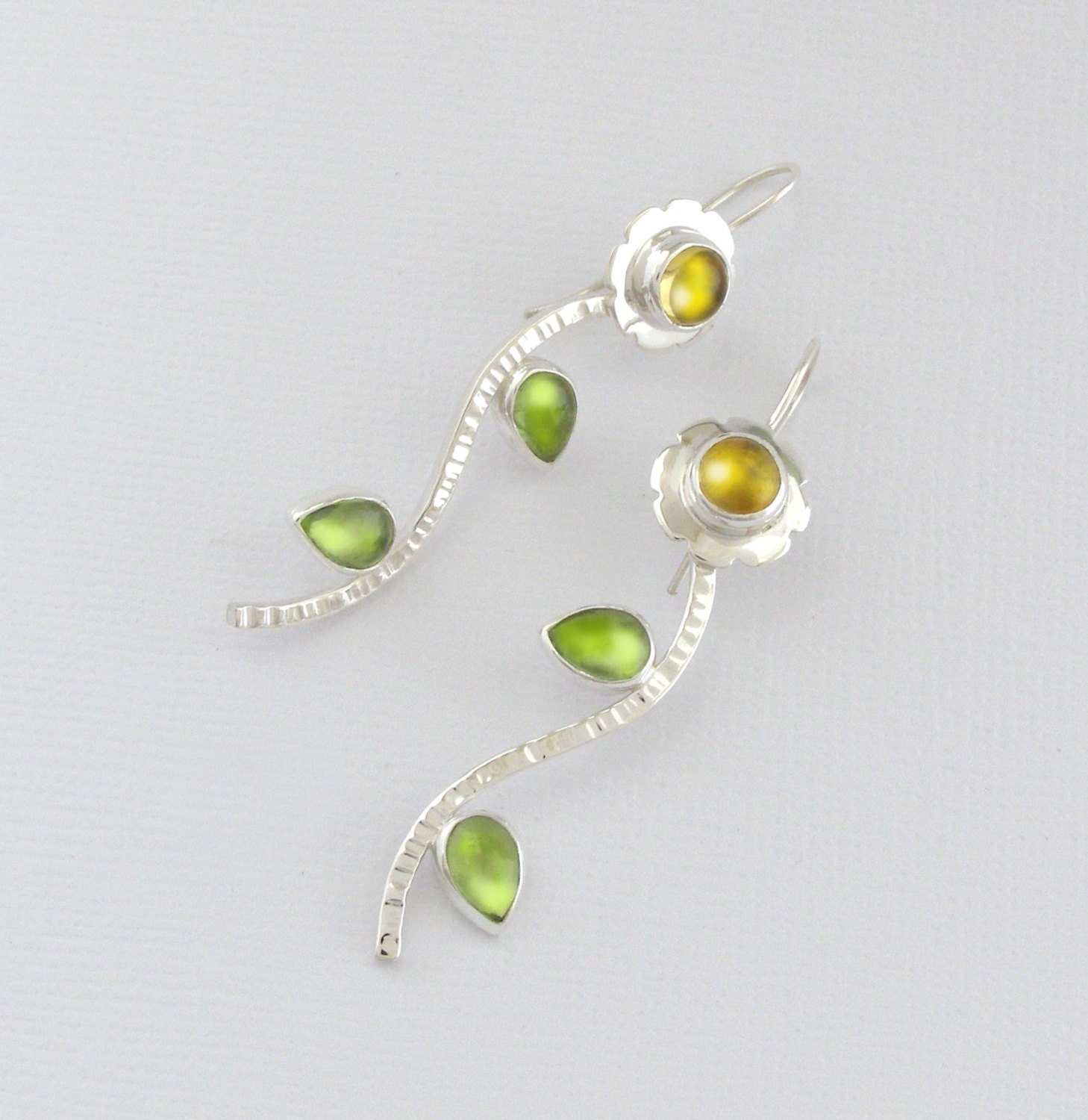 Peridot Und Citrin Blume Ohrringe ~ Feder Sterling Silber Peridot Und Citrin Blume Ohrringe ~ Feder Sterling Silber von QuimbySt