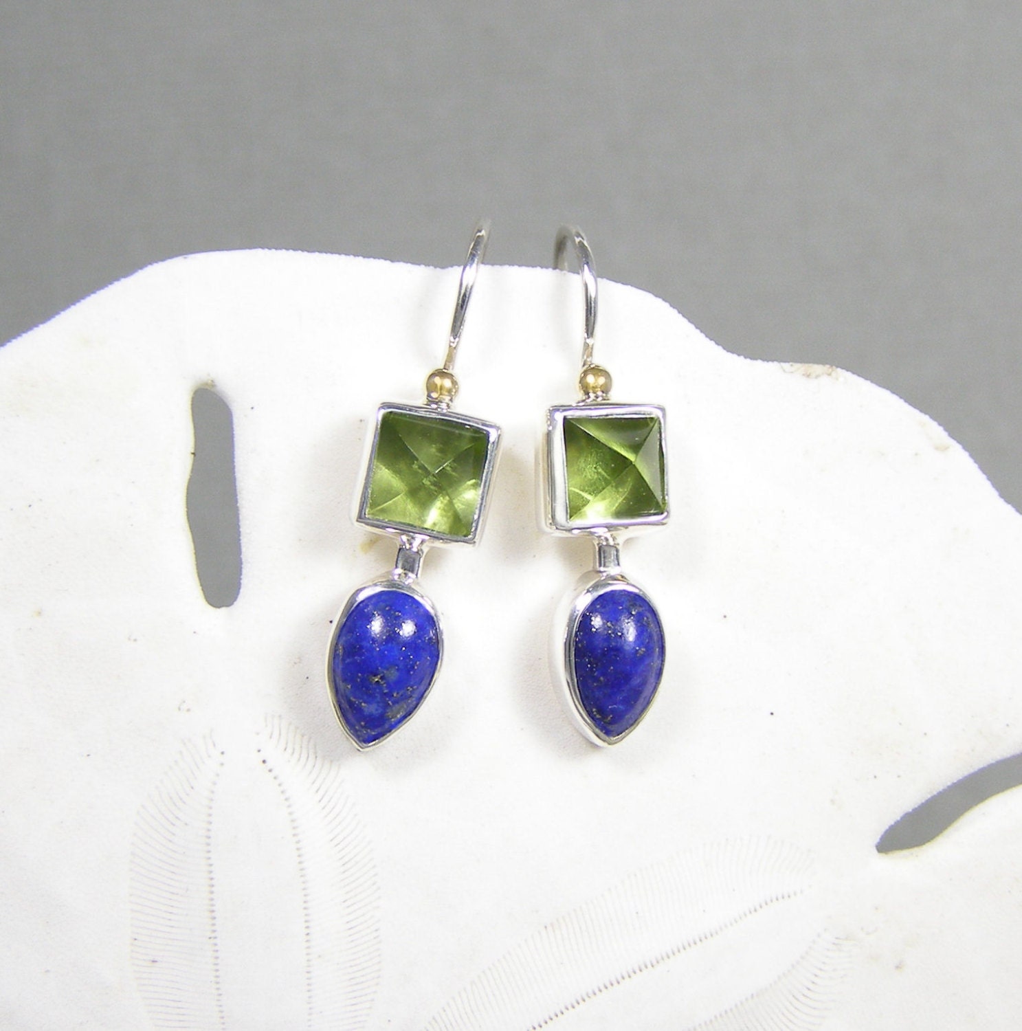 Peridot Und Lapislazuli Ohrringe ~ August Birthstone Süße Kleine Peridot Und Lapislazuli Ohrringe ~ August Birthstone Süße Kleine von QuimbySt