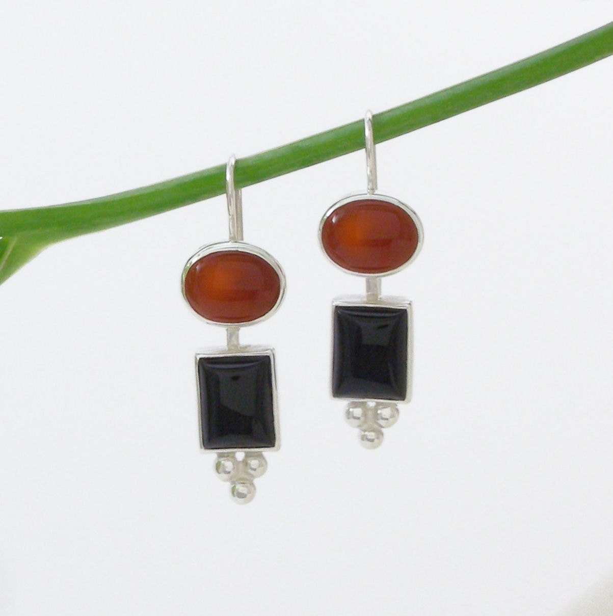 Rot Orange Karneol Und Schwarzer Onyx Ohrringe ~ Sterling Silber von QuimbySt