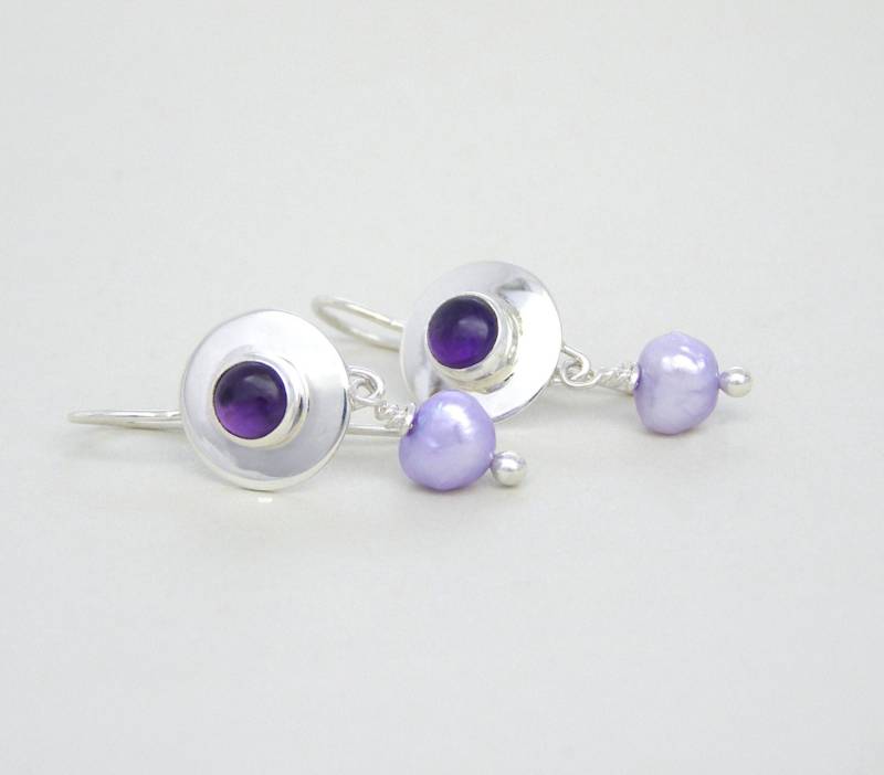 Silber, Amethyst Und Süßwasser Perle Ohrringe Silber, Amethyst Und Süßwasser Perle Ohrringe von QuimbySt