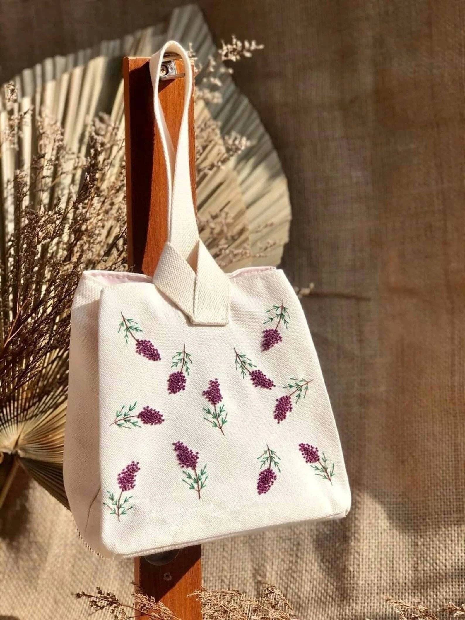 Lila Mimosa Blume Bestickte Kosmetiktasche/Lunch Bag, Umweltfreundliche Kleine Canvas-Tasche, Niedliches Make-Up-Beutel, Niedliche Taschenästhetik Lila Mimosa Blume Bestickte Kosmetiktasche/Lunch Bag, Umweltfreundliche Kleine Canvas-Tasche, Niedliches Make-Up-Beutel, Niedliche Taschenästhetik von QuinceFablesShop