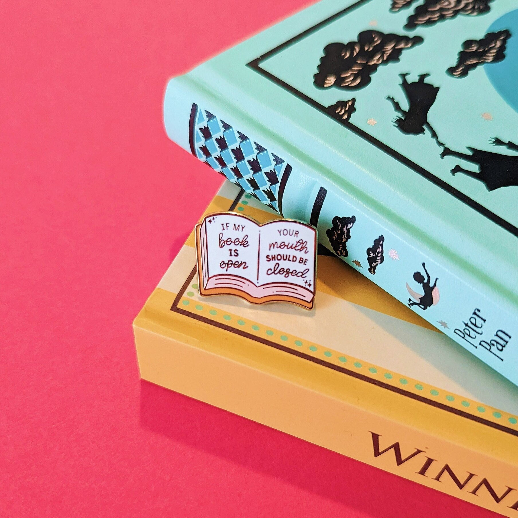Buch Emaille Pin Badge, Geschenke Für Leser, Leseratten, Bücherwürmer von QuinnsPinsUK