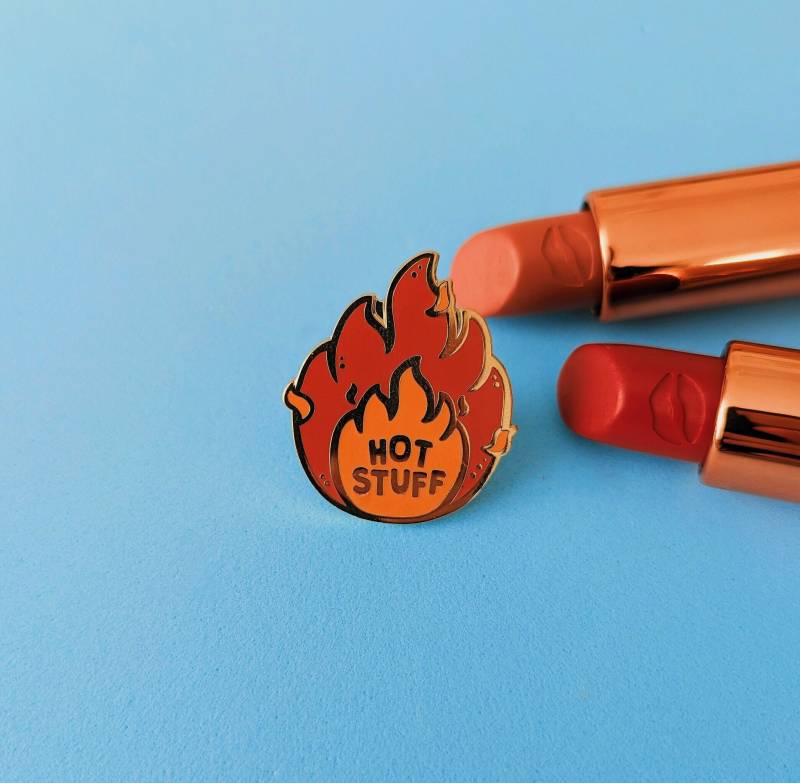 Hot Stuff Emaille Pin Für Selbstbewusstsein, Selbstfürsorge Und von QuinnsPinsUK