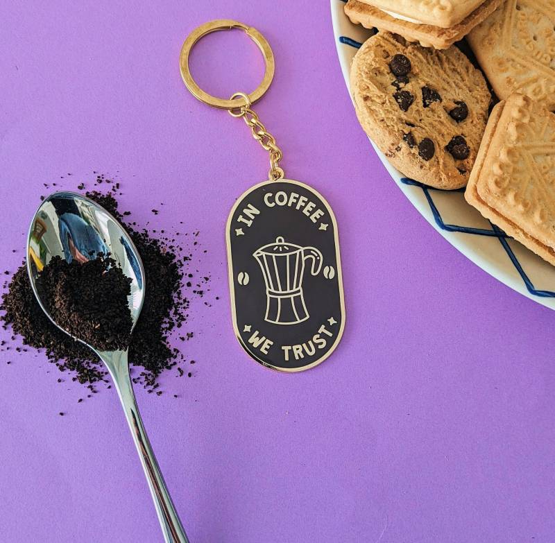In Coffee We Trust Schlüsselanhänger Vergoldetes Hart Emaille Kaffee Liebhaber Geschenk von QuinnsPinsUK