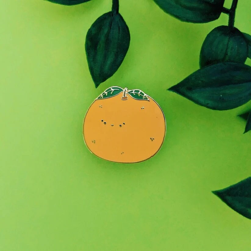 Oranger Kawaii Hard Enamel Pin Vergoldetes Zitrusfrucht Accessoire von QuinnsPinsUK