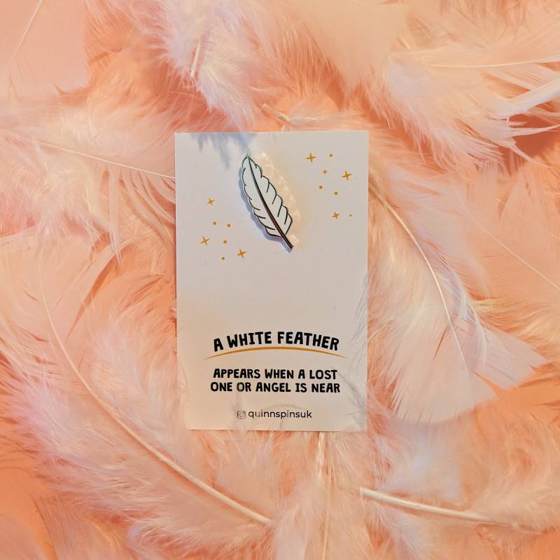 Weiße Feder Emaille Pin, Erinnerungsgeschenke, Trauergeschenke, Gedenkandenken, Trauerfall von QuinnsPinsUK