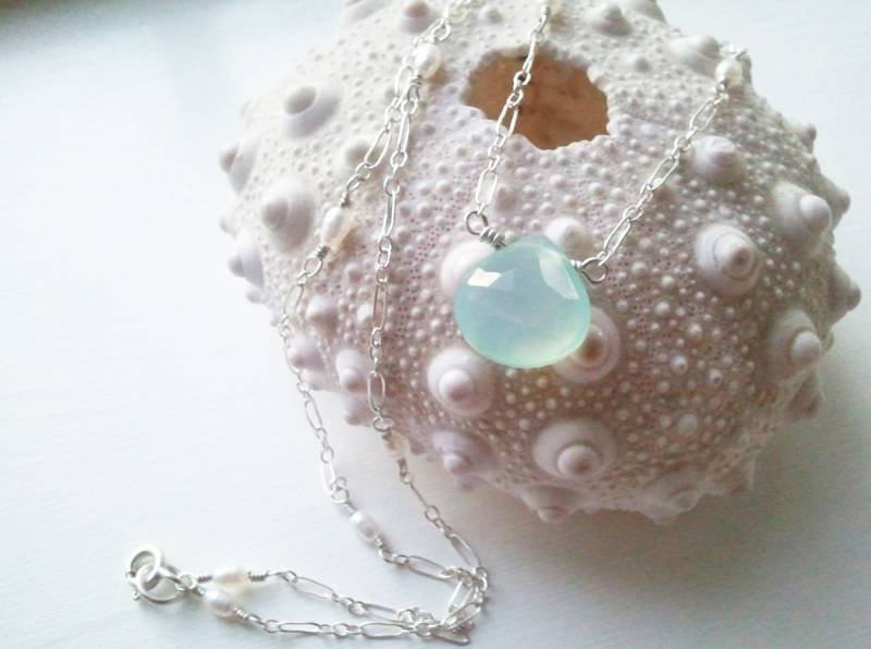 Blass Aqua Blauer Chalcedon Und Kleine Perlen Meerjungfrau Halskette Von Quinessential Arts von QuintessentialArts