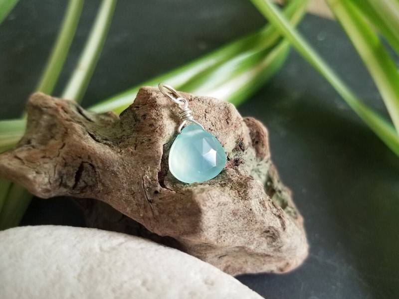 Blass Aquablauer Chalcedon Anhänger Von Quinessential Arts von QuintessentialArts