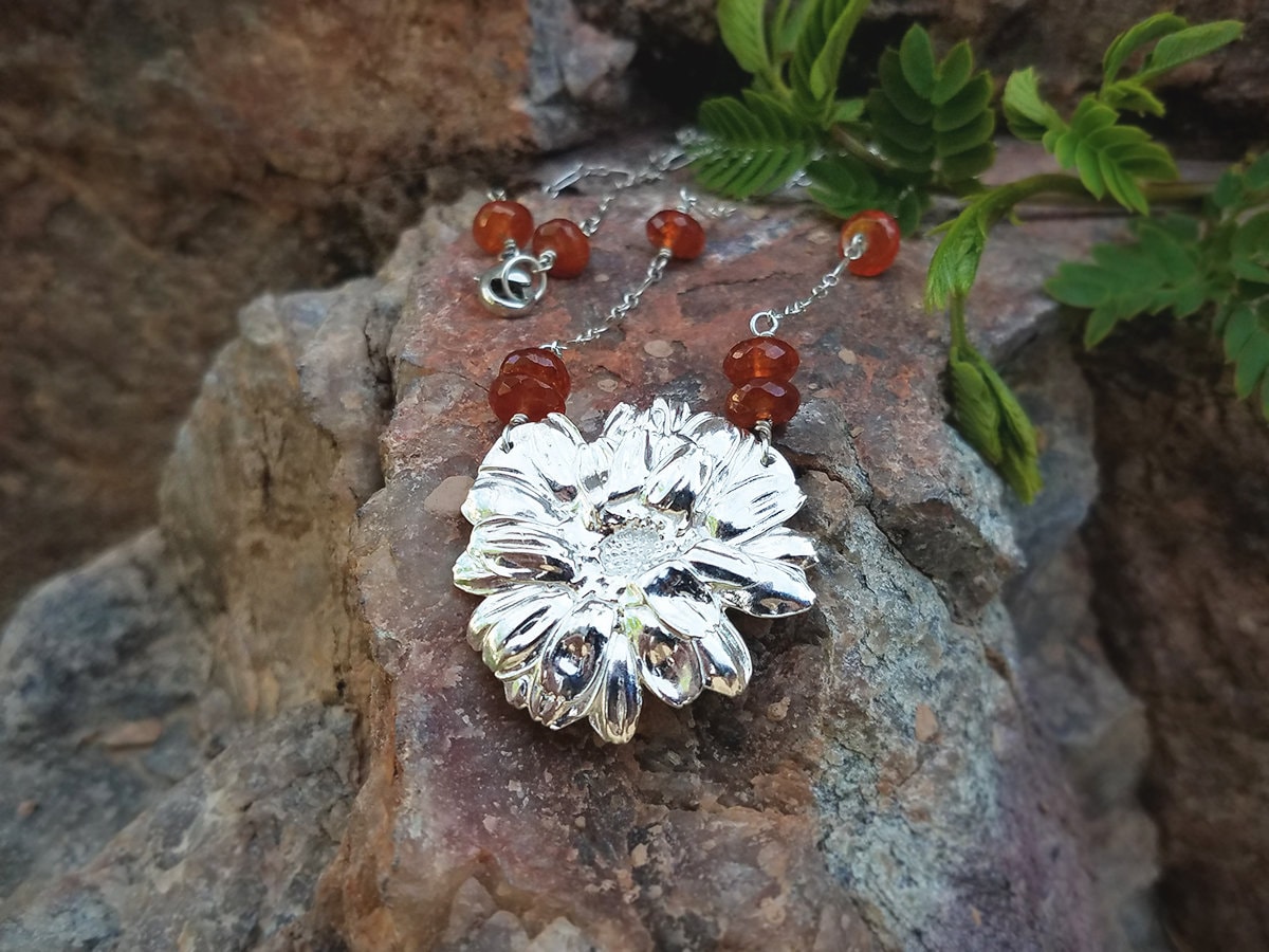 Calendula Officinalis - Kunstvolle Silberblumenkette Mit Spessartin-Orangengarn von QuintessentialArts