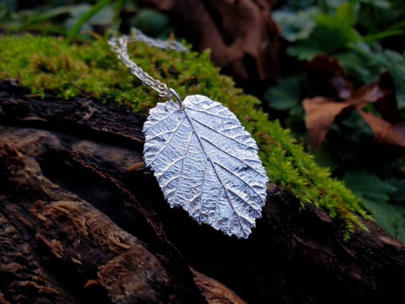 Corylus - Haselnussblatt Anhänger Aus Reinem Silber Gelöteter Ring Von Quinessential Arts von QuintessentialArts