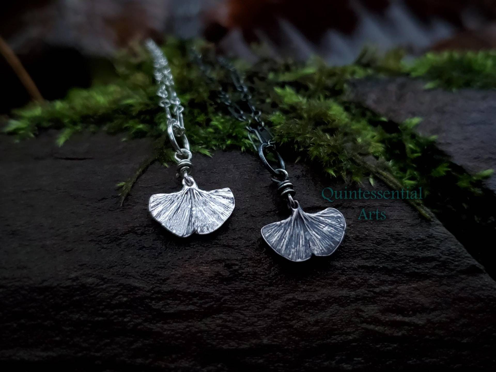 Ginkgo Biloba - Baby Blatt Silberner Ton Echtes Anhänger Von Quinessential Arts von QuintessentialArts