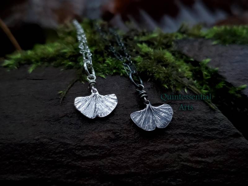 Ginkgo Biloba - Baby Blatt Silberner Ton Echtes Anhänger Von Quinessential Arts von QuintessentialArts
