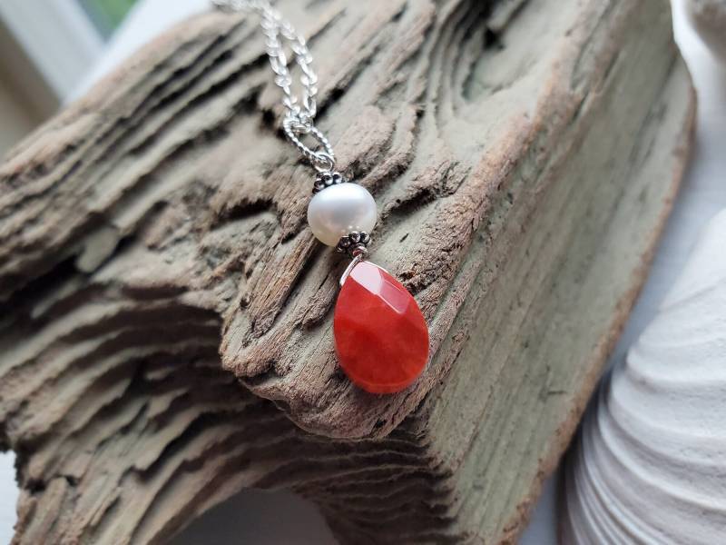 Rote Koralle Und Perle Charm Anhänger - Glänzend Sterling Oder Oxidiert Von Quinessential Arts von QuintessentialArts