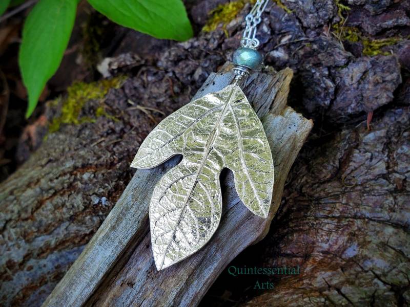 Sassafras Albidum - Großes Geisterblatt Feinsilber Anhänger Mit Labradorit von QuintessentialArts