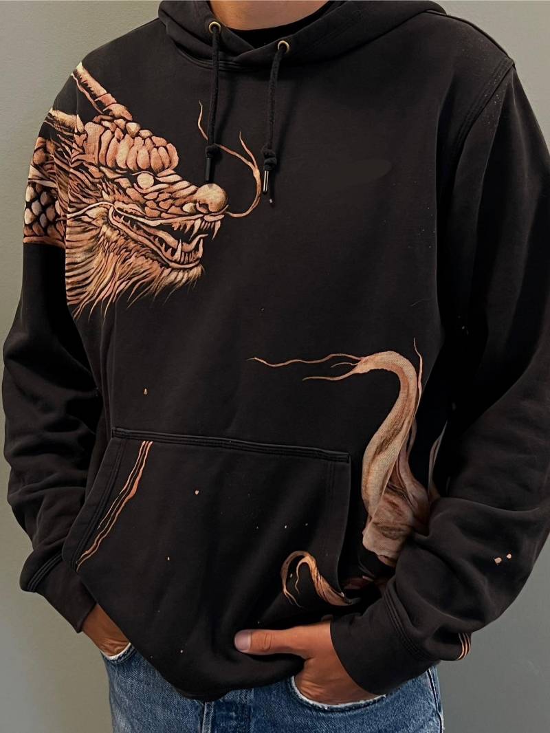 Handgemalter Drachen Hoodie Gebleichte Kunst, Dunkle Streetwear von Quintestica