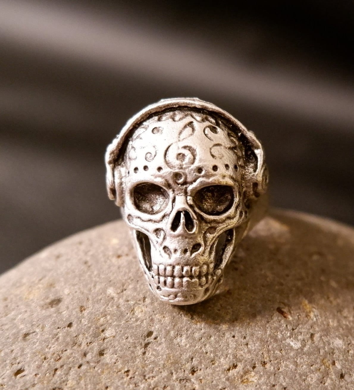 Musik Totenkopf Ring - Ringe Für Männer Totenkopf Kopfhörer Ring Skelett Totenschädel Herrenring Violinschlüssel Rock Musik Qd101 von QuipoDesign