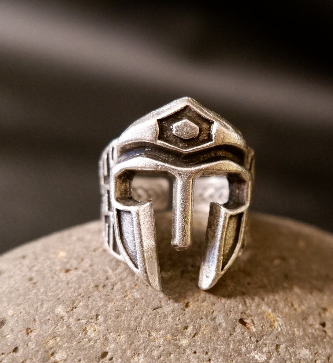 Spartan Helm Ring - Ringe Für Männer Krieger Ring Mittelalterlicher Chunky Herrenring Leonidas Verstellbar Qd98 von QuipoDesign