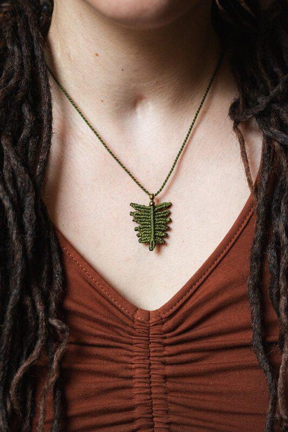 Fayuna Kette - Grüne Makramee-Kette Mit Farnblatt & Goldfarbenen Perlen | Boho Schmuck Handgemacht Naturverbundener von Quipuia