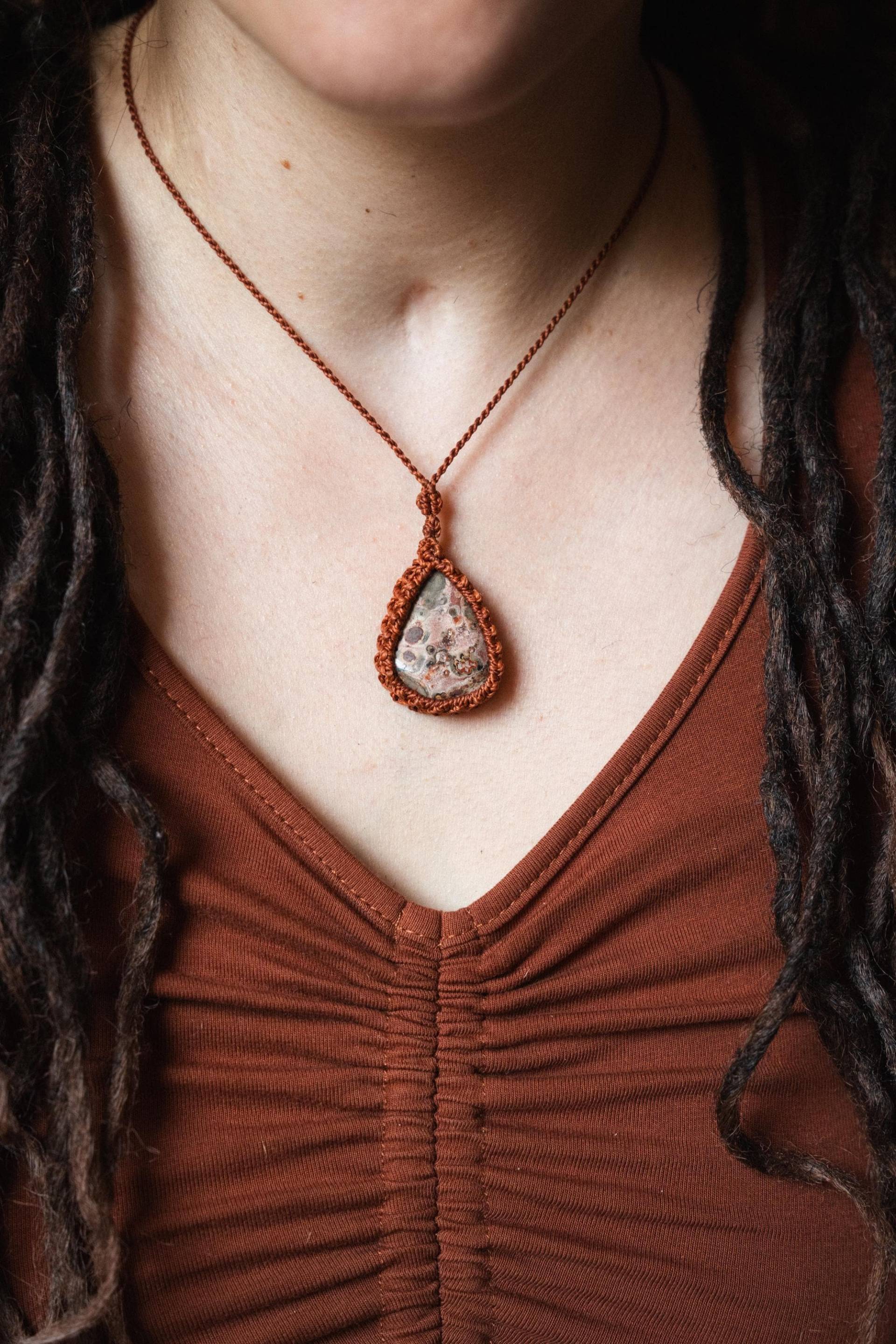 Lisella Kette - Makramee-Kette Mit Leopardenfell-Jaspis | Boho Schmuck Handgemacht Heilstein Spirituelles Amulett von Quipuia