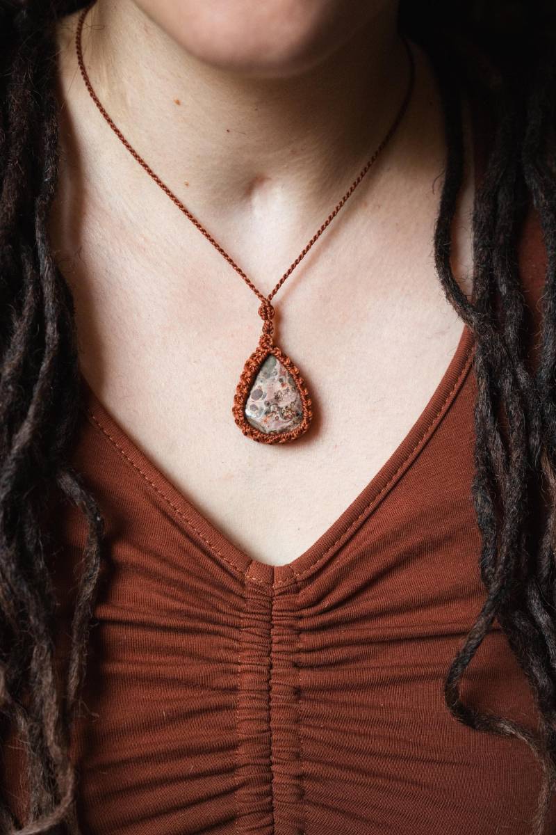Lisella Kette - Makramee-Kette Mit Leopardenfell-Jaspis | Boho Schmuck Handgemacht Heilstein Spirituelles Amulett von Quipuia