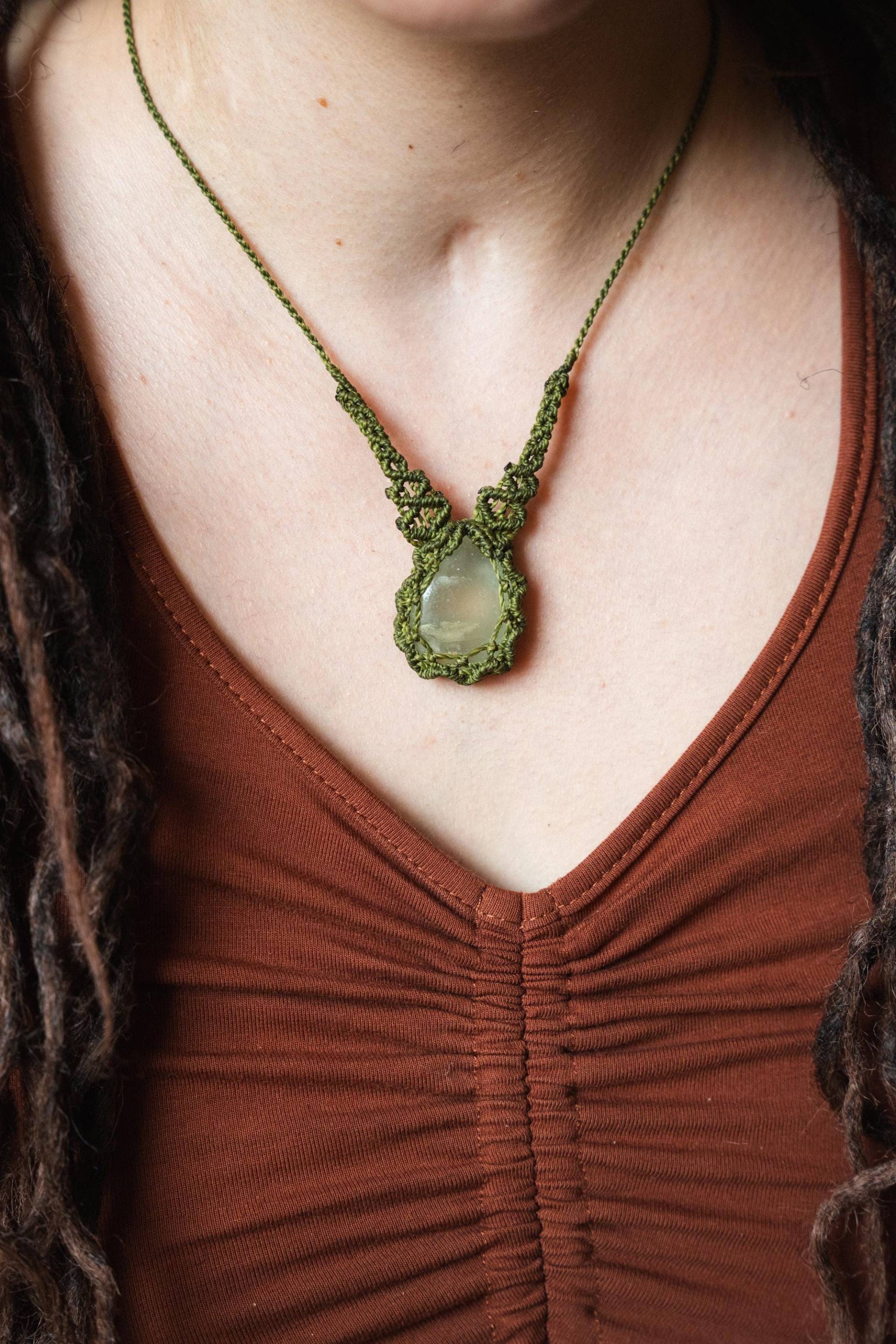 Seyla Sea Spirit Kette - Makramee Mit Grünem Seeglas | Boho Schmuck Handgemacht Naturschmuck Spirituelle Halskette von Quipuia