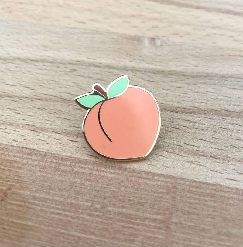 Emaille Pins - Pfirsich Booty Emoji Süßer Obst Hard Enamel Pin von QuirkByAlly