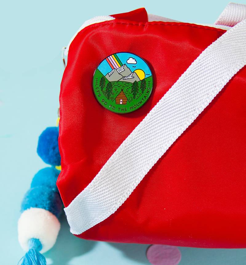 Auf Geht's in Die Berge Emaille Pin Auf Geht's in Die Berge Emaille Pin von QuirkyCrate