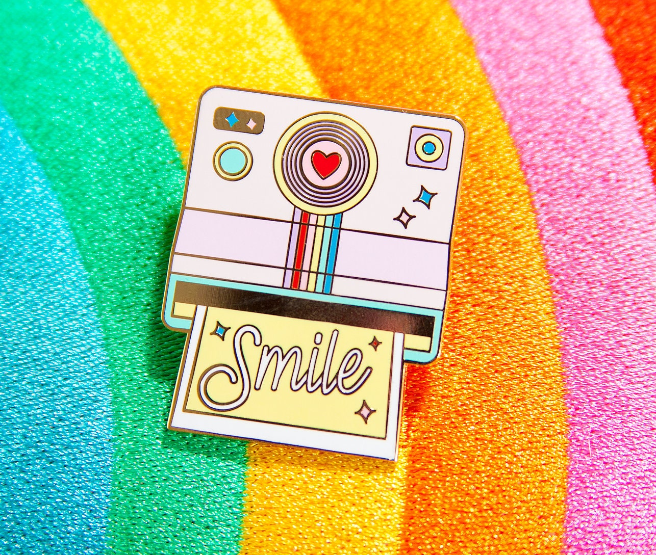 Regenbogen Polaroid Kamera Smile Enamel Pin Regenbogen Polaroid Kamera Smile Enamel Pin von QuirkyCrate