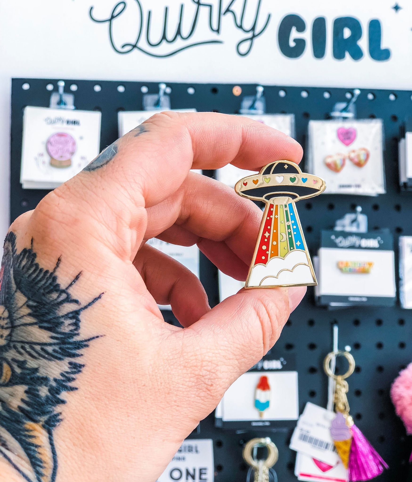 Regenbogen Ufo Alien Raumschiff Emaille Pin von QuirkyCrate