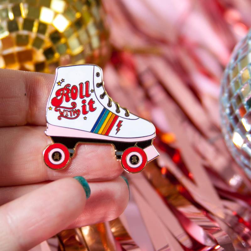 Rollschuh "Roll With It" Emaille Pin von QuirkyCrate