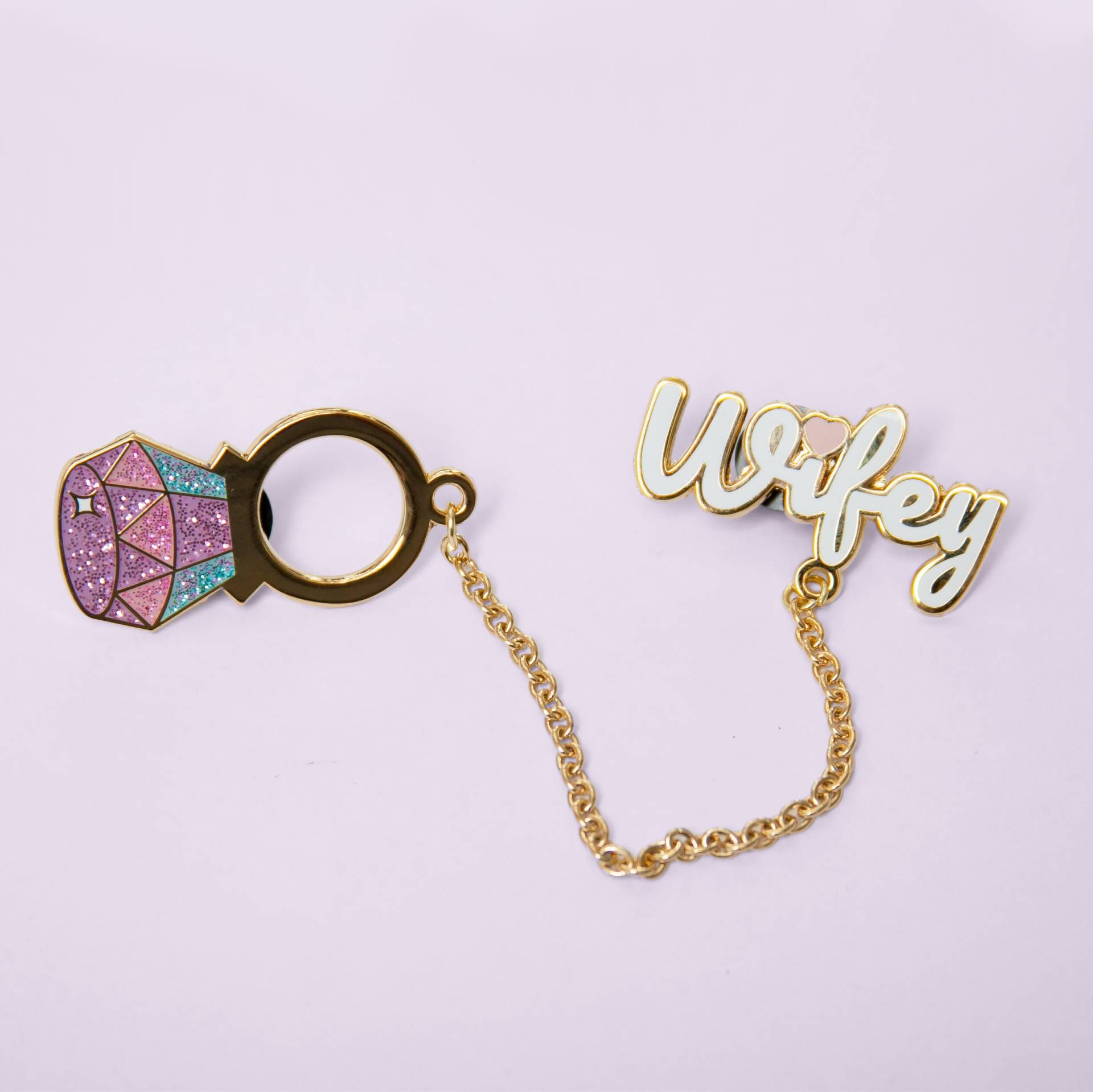 Wifey Collar Hard Emaille Pin Mit Kette Wifey Collar Hard Emaille Pin Mit Kette von QuirkyCrate