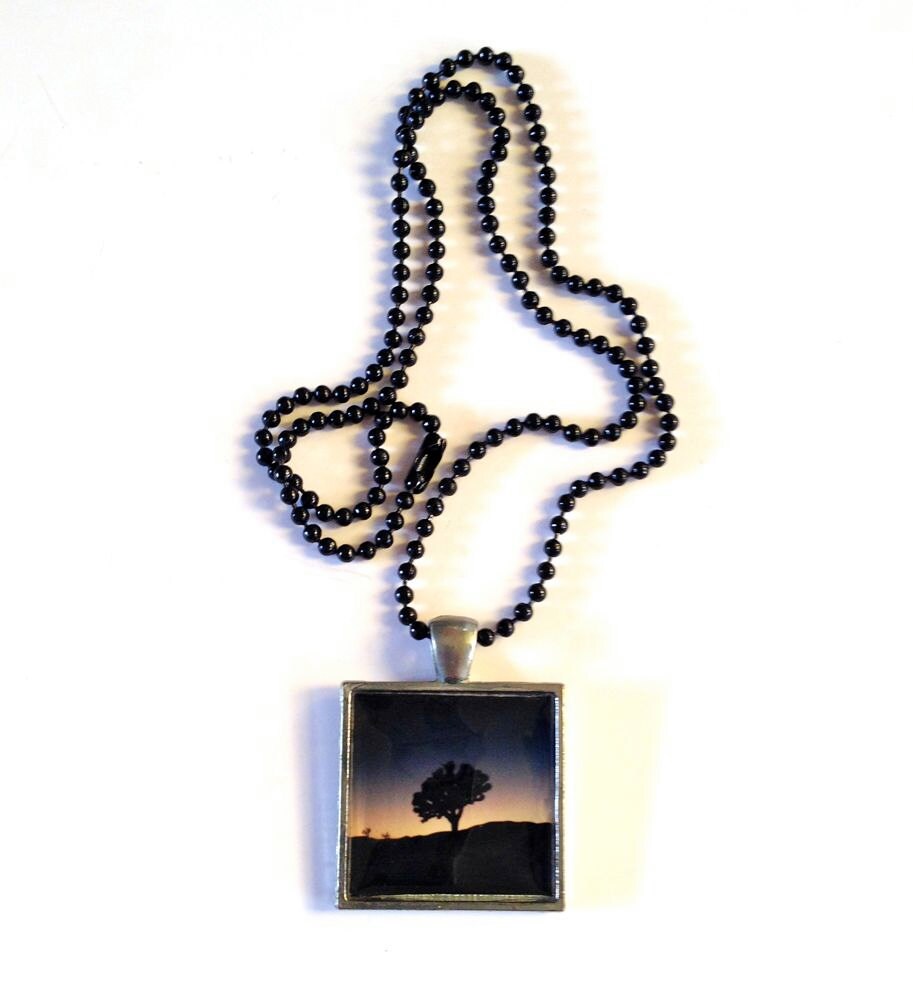 Joshua Tree California - Foto-Anhänger Halskette Blauer Sonnenuntergang Schwarze Kugelkette Joshua Tree California - Foto-Anhänger Halskette Blauer Sonnenuntergang Schwarze Kugelkette von QuirkyCreatures