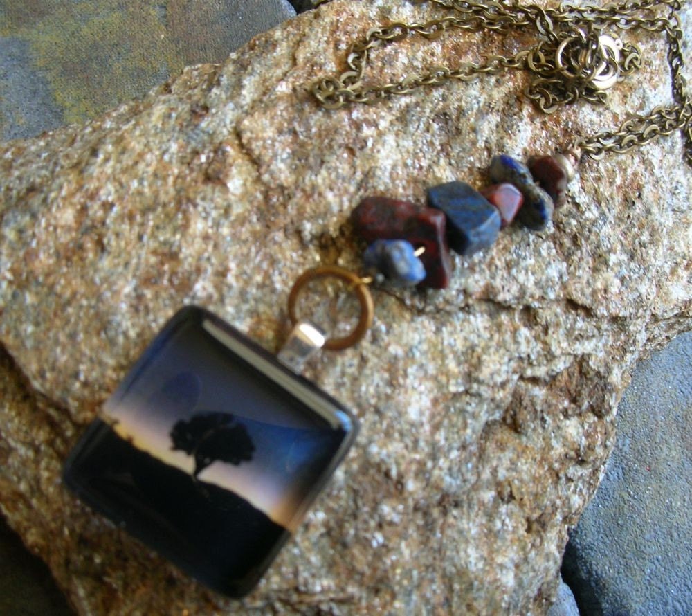 Joshua Tree Halskette, Glas Anhänger Und Natursteine, Joshua in A Blue Sunset Joshua Tree Halskette, Glas Anhänger Und Natursteine, Joshua in A Blue Sunset von QuirkyCreatures