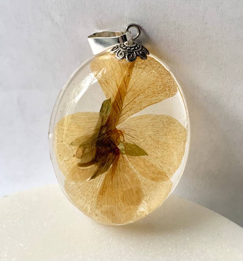 Gelbes Stiefmütterchen Harz Anhänger Gelbes Stiefmütterchen Harz Anhänger von QuirkyLeaves