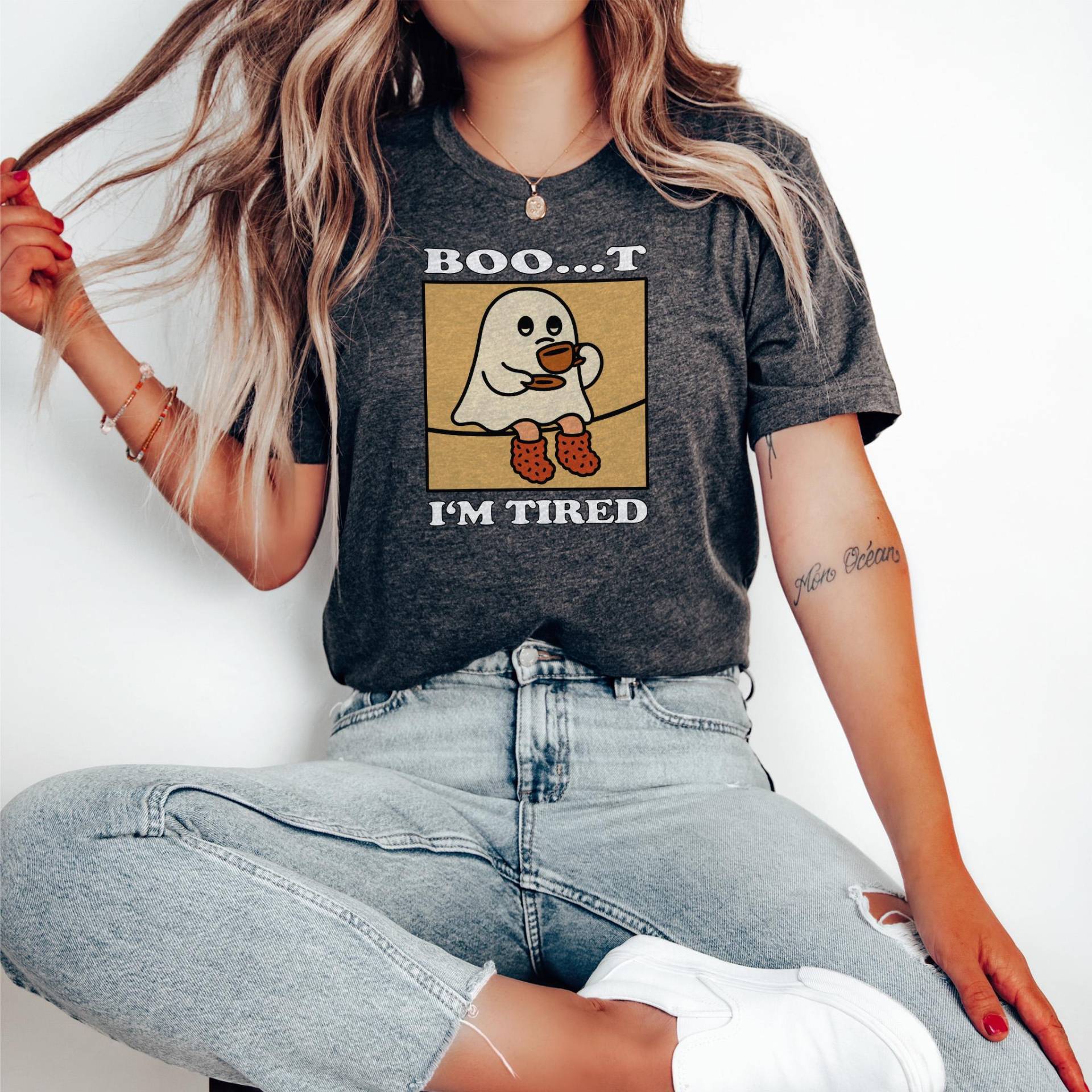Boo...t I'm Müde Ghost - Schläfriges Gespenst in Hausschuhen Beim Kaffee Schlürfen Auf Der Couch, Süßes Spuk Erschöpfung & Halloween Alltags-Shirt von QuirkyQuestDesignCo