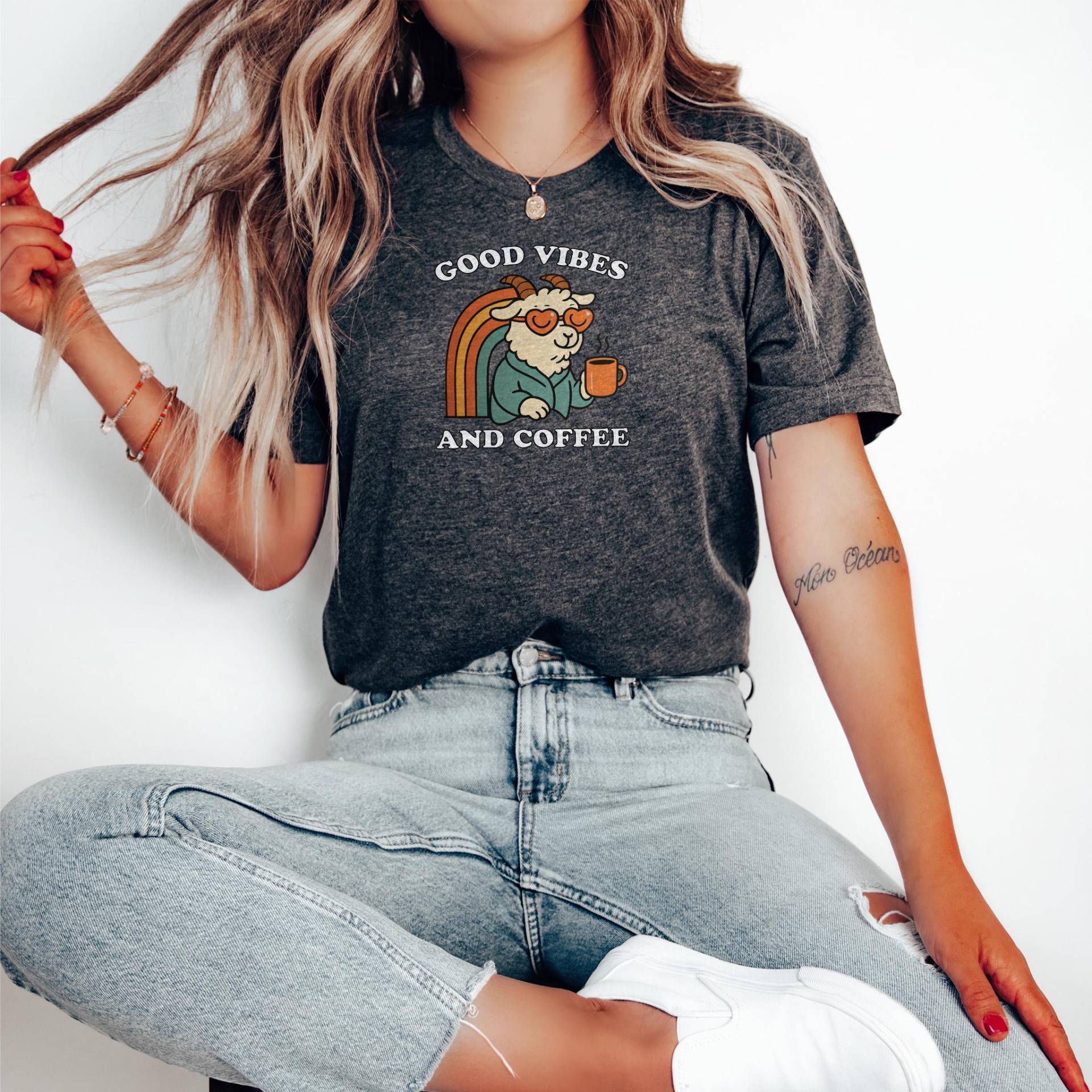 Good Vibes Ziege T-Shirt Retro Regenbogen, Herz Sunnies, Caffeine Joy von QuirkyQuestDesignCo