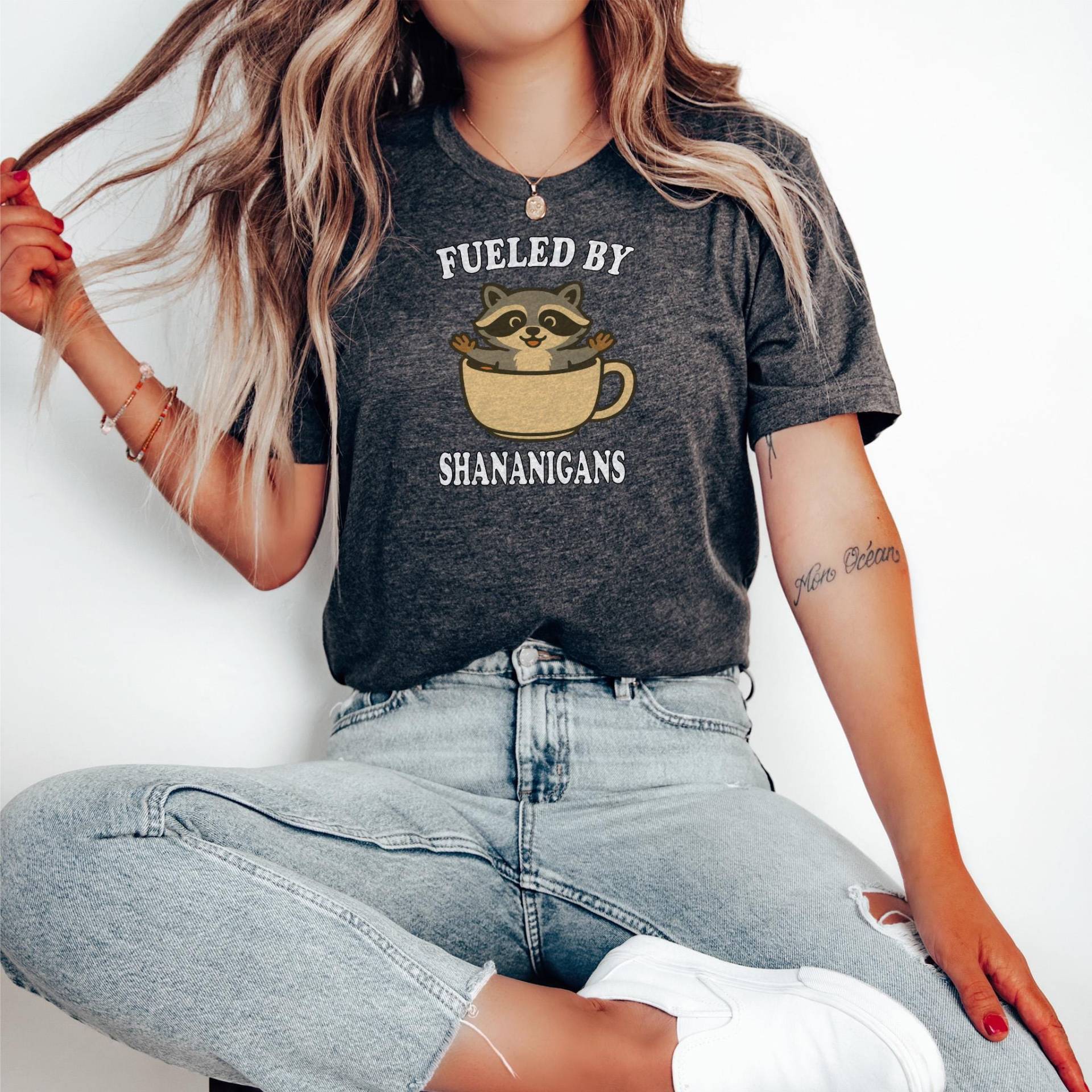 Waschbär Teetasse T-Shirt Angetrieben Von Shenanigans, Unfug Gebräu von QuirkyQuestDesignCo