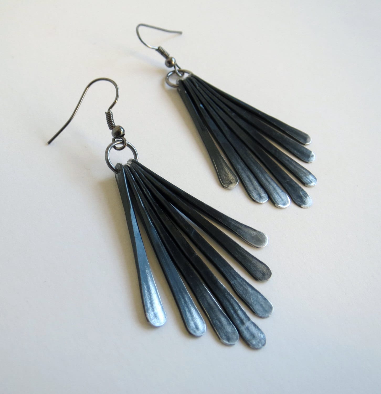 Raven's Wing Schwarz Gehämmerte Metallfransen Tropfenohrringe, Geschlagenes Aluminium Raven's Wing Schwarz Gehämmerte Metallfransen Tropfenohrringe, Geschlagenes Aluminium von QuirkyTiger