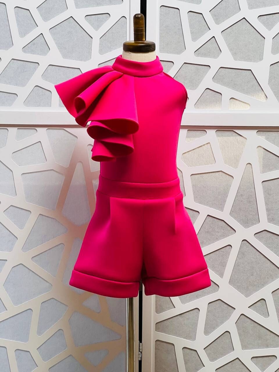 Hot Pink Overall Strampler Festzug Outfit Mädchen Neopren Freizeitkleidung Rosa Rüschen Benutzerdefinierte Einzigartige Taucher Shorts Mode von QuiteTheDress